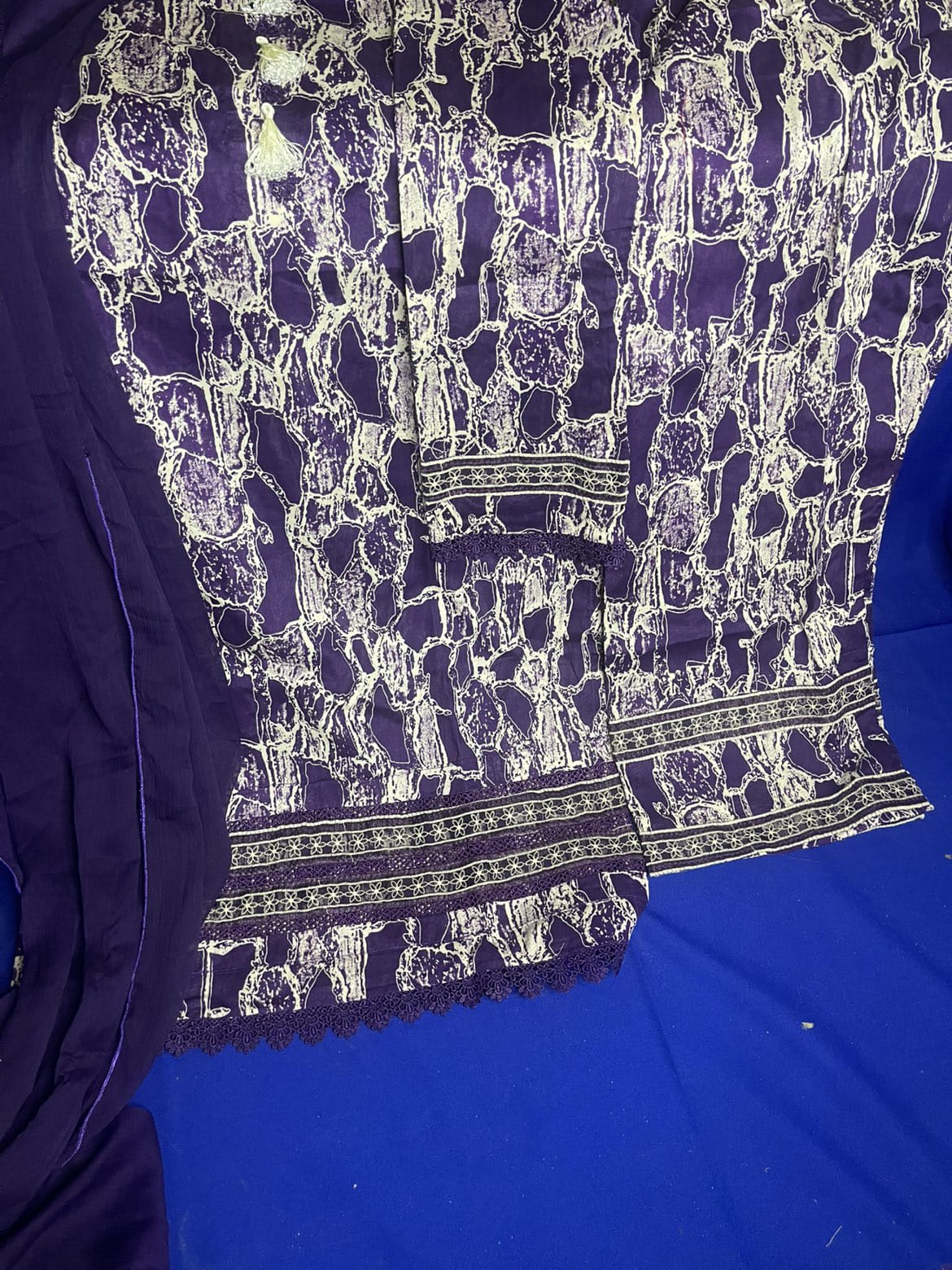 Women 3pcs stich lawn suite.