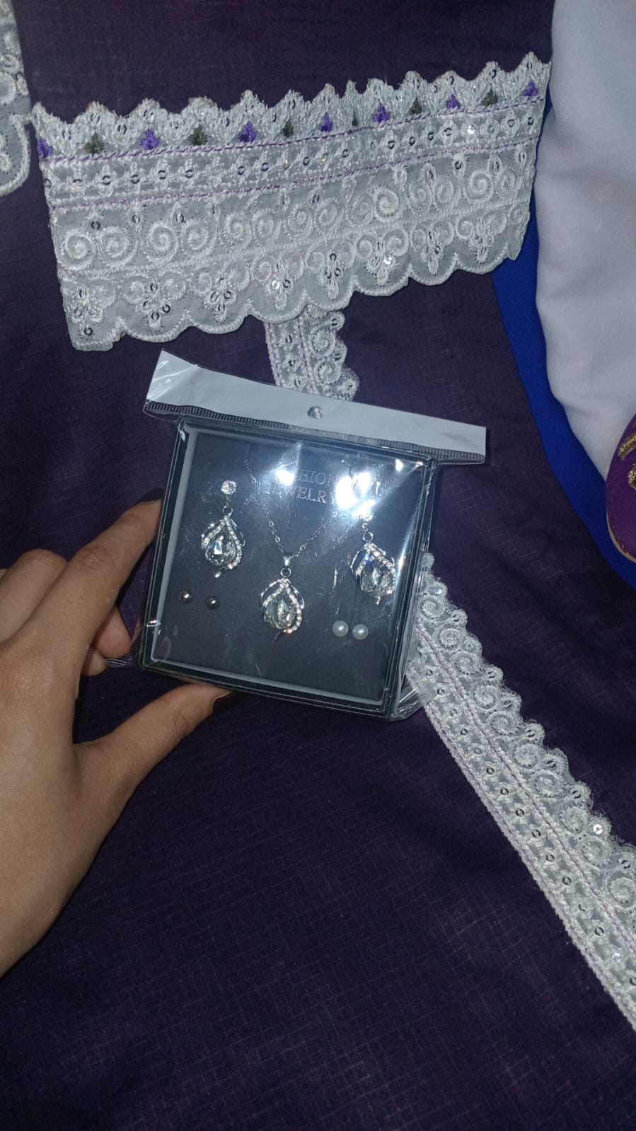 3pcs women unstiched with jewrlly set and khussa