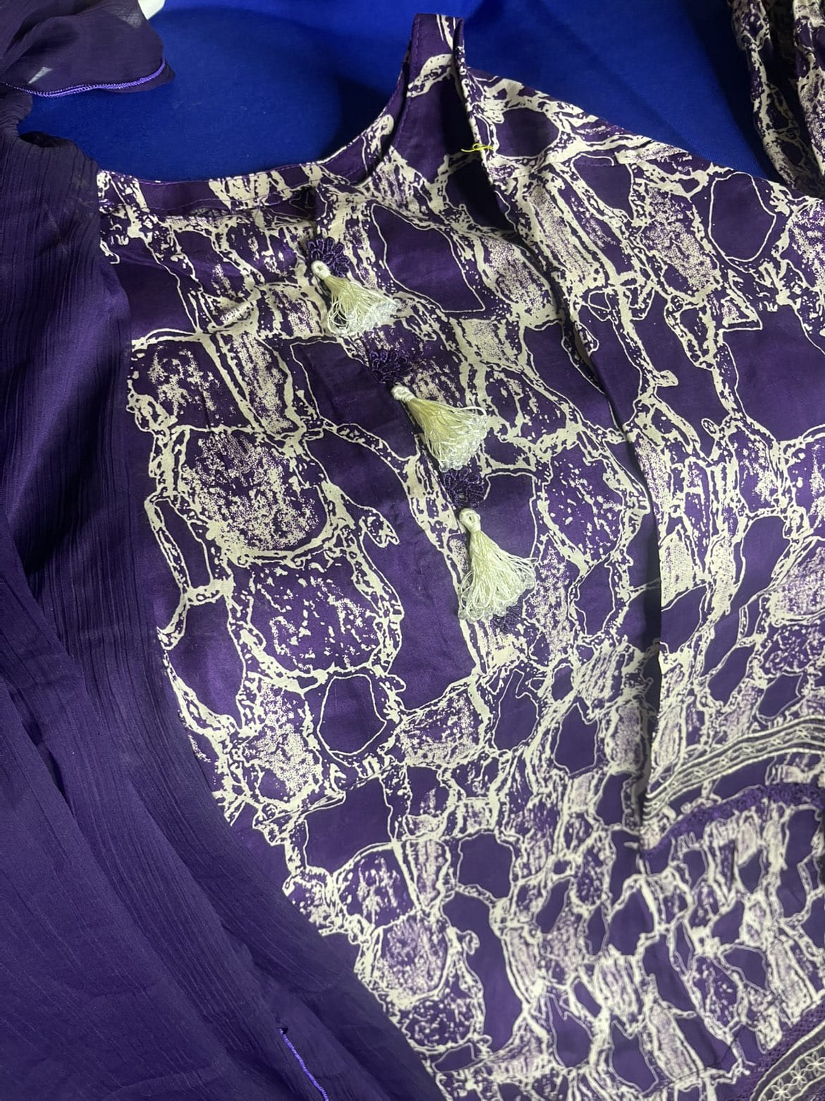 Women 3pcs stich lawn suite.