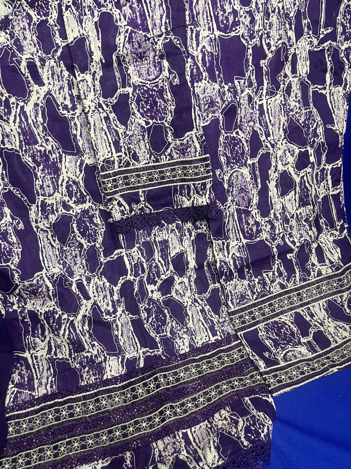 Women 3pcs stich lawn suite.