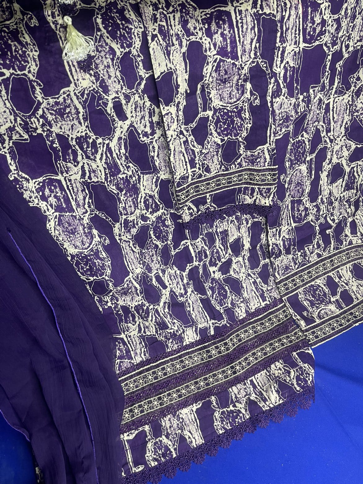 Women 3pcs stich lawn suite.