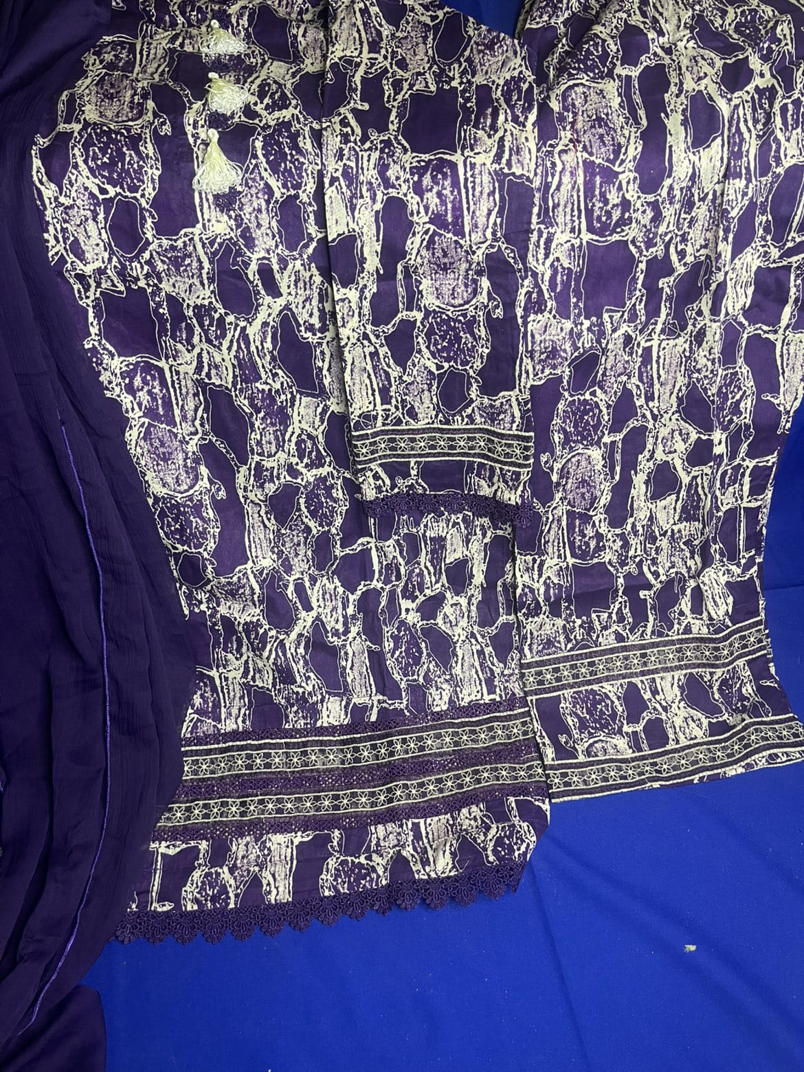 Women 3pcs stich lawn suite.