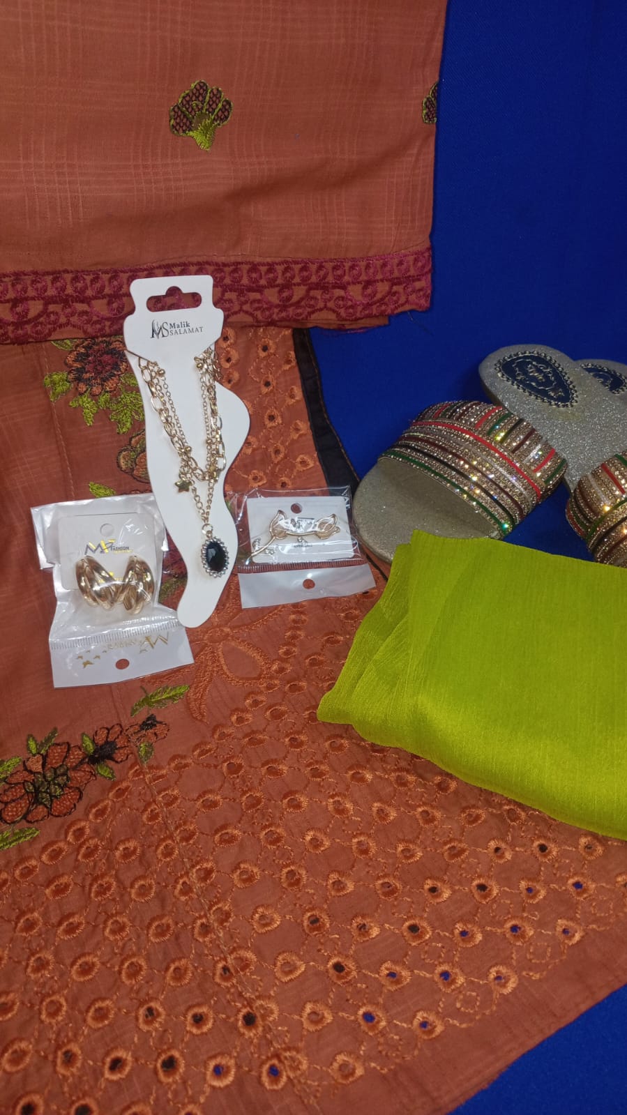 3 pcs stiched lawn suite with jewerlly set and khussa