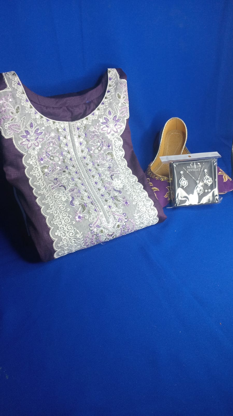 3pcs women unstiched with jewrlly set and khussa